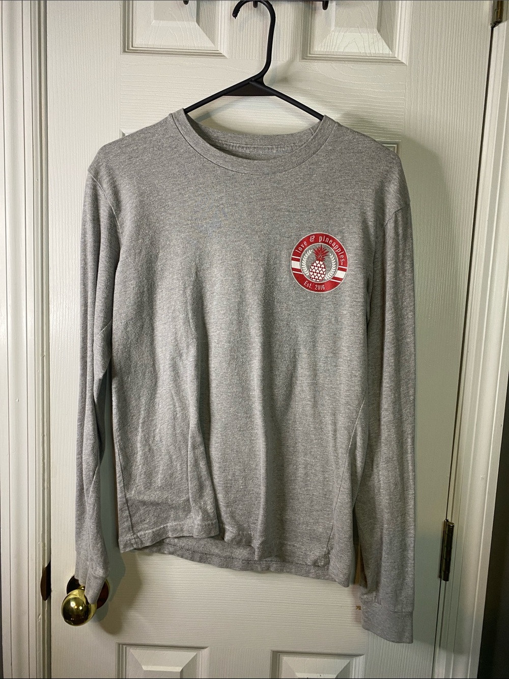 Love &Pineapples Men's Gray Long-Sleeve Logo Crewneck Tee Shirt Size Small.
